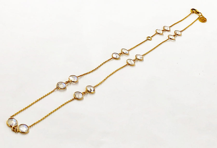 Moon Stone Nechlace in 18 Karat Yellow Gold