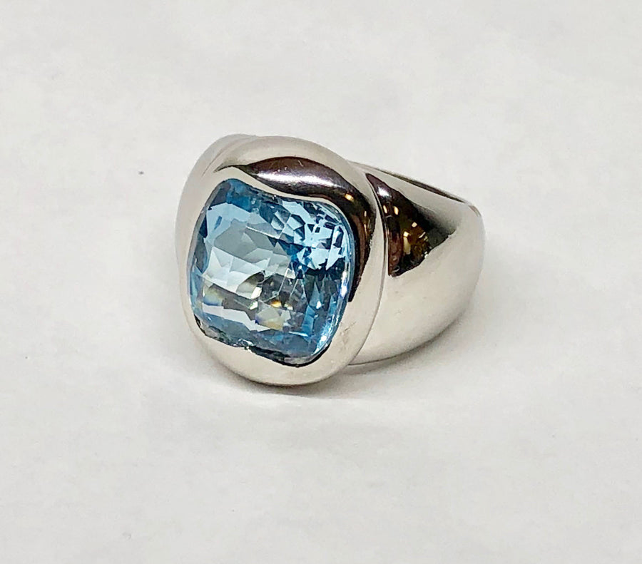 Blue Topaz Ring 18 Karat White Gold