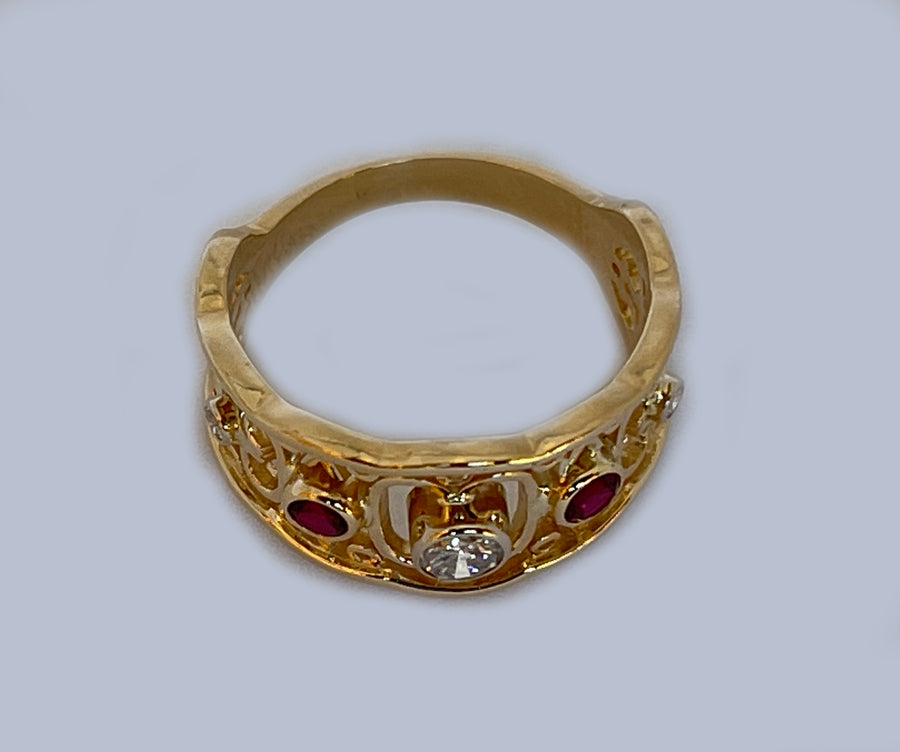Woman Diamond And Ruby Filigree Ring 14Karat Yellow Gold